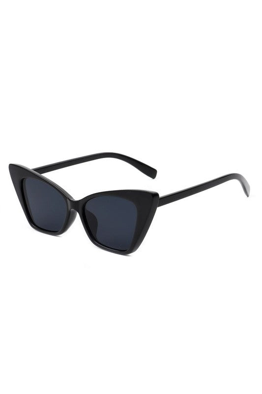 Sunglasses with Retro Square Cat Eye Frame.