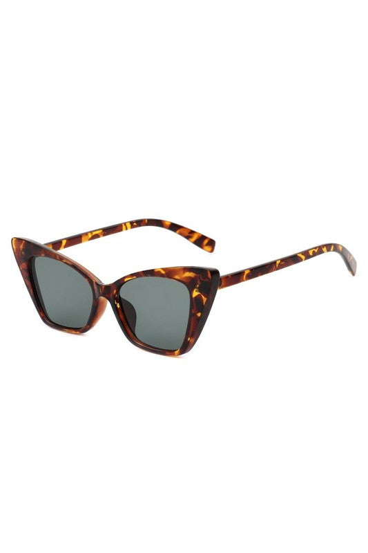 Sunglasses with Retro Square Cat Eye Frame.