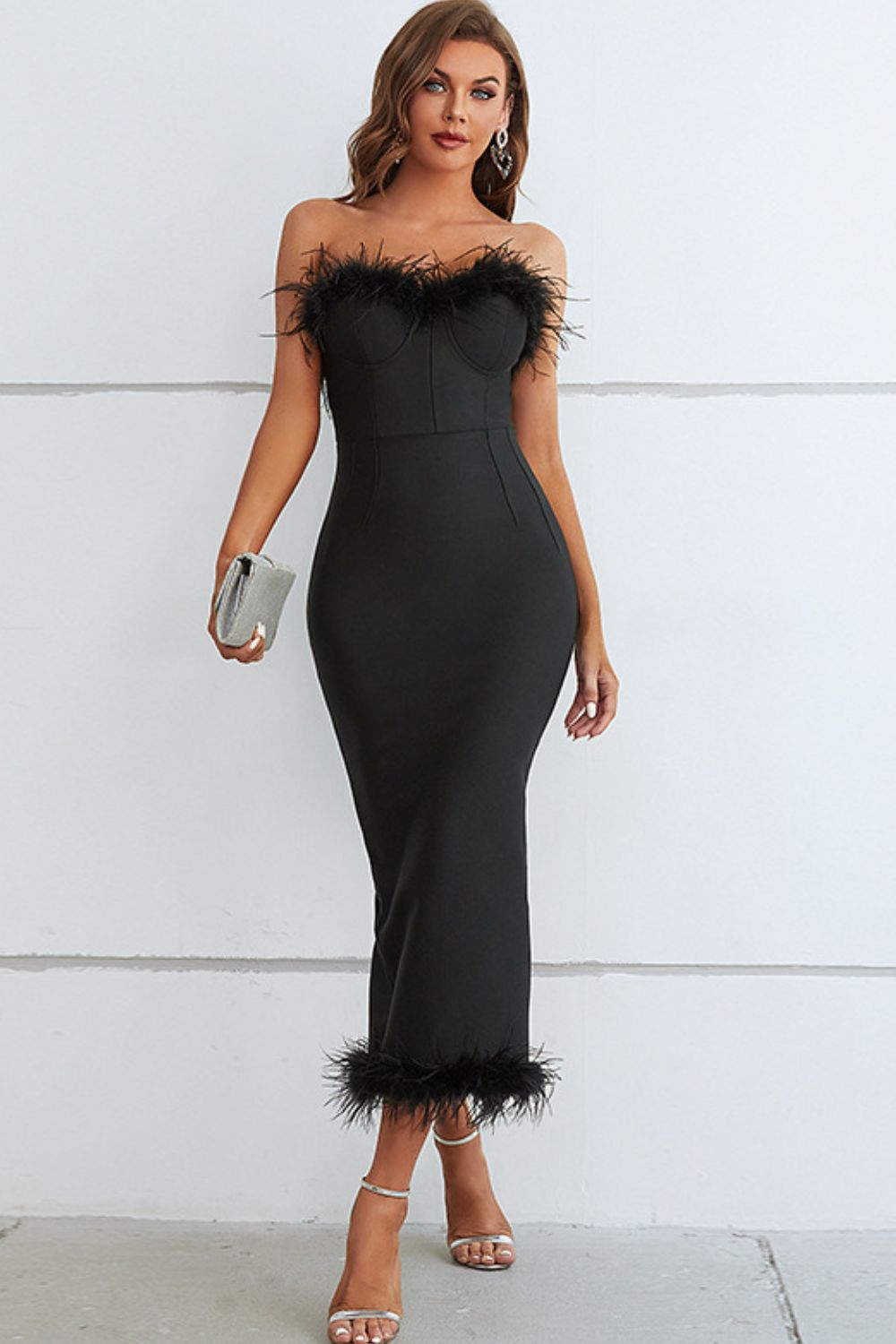 Elegant Strapless Midi Dress with Feather Trim and Sweetheart Neckline