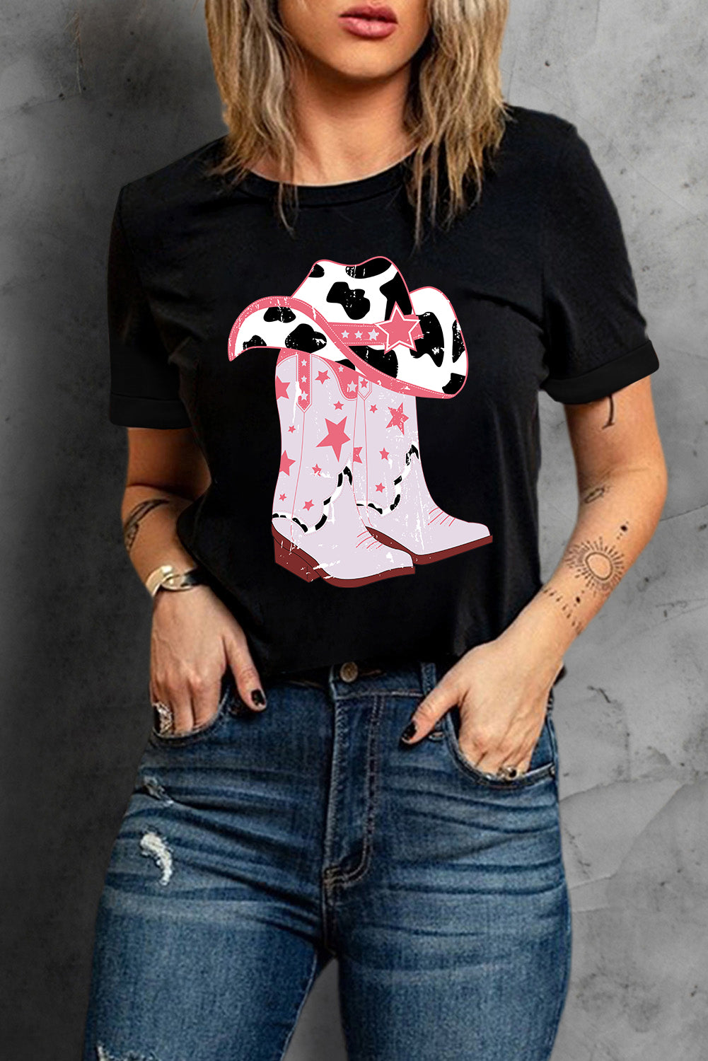 Western Style Graphic Tee with Cowboy Hat and Boots Design