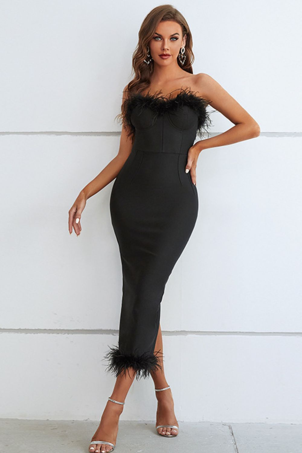 Elegant Strapless Midi Dress with Feather Trim and Sweetheart Neckline