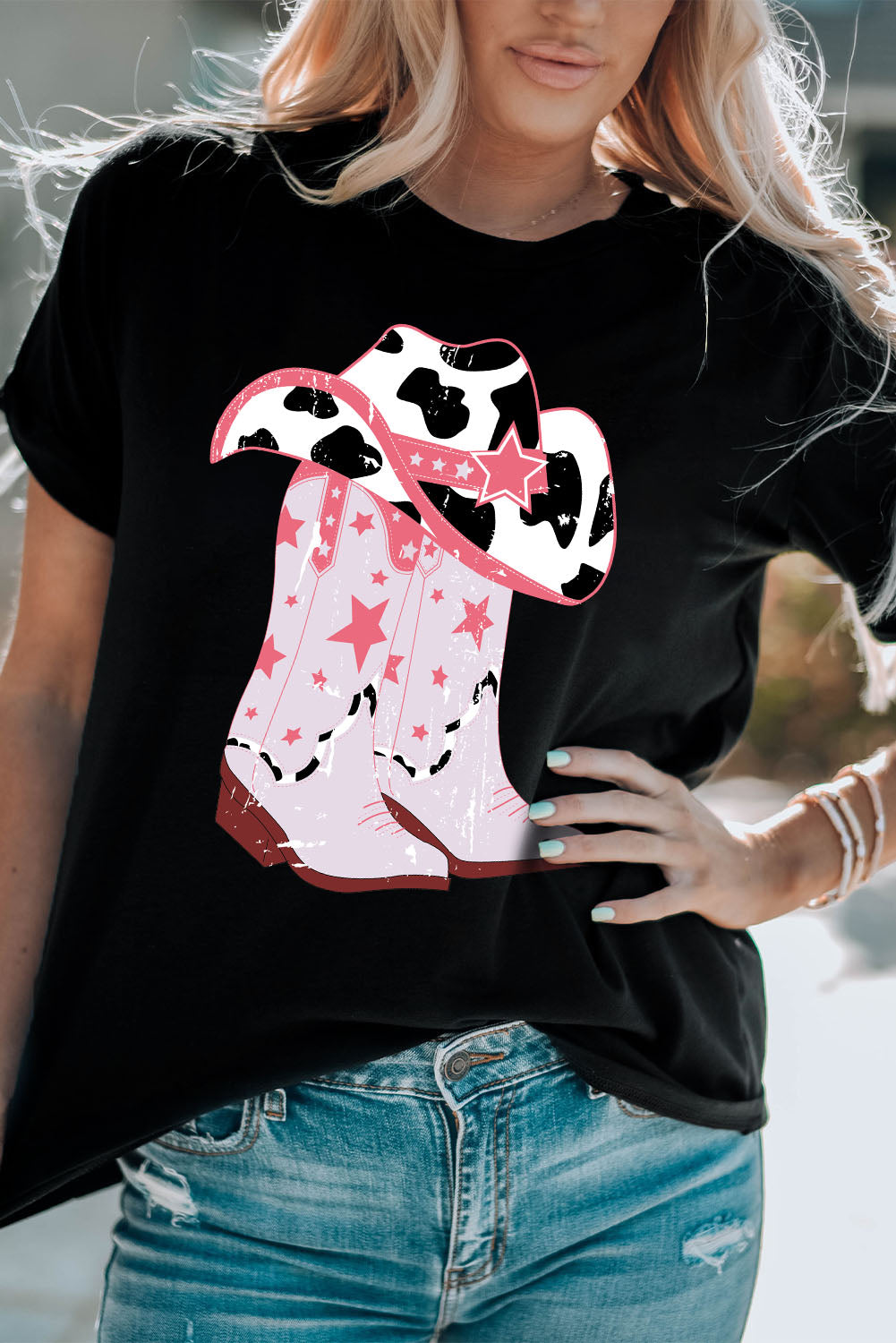 Western Style Graphic Tee with Cowboy Hat and Boots Design