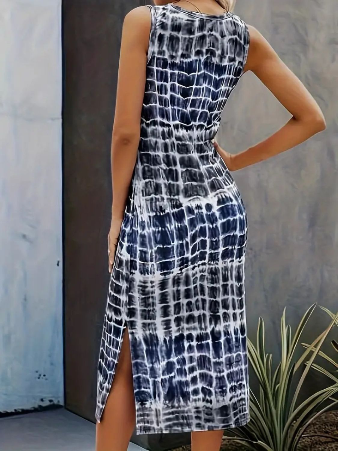 Printed Sleeveless Midi Dress with Round Neckline and Side Slit