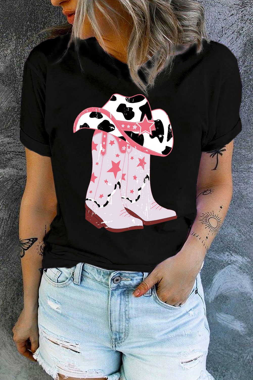 Western Style Graphic Tee with Cowboy Hat and Boots Design