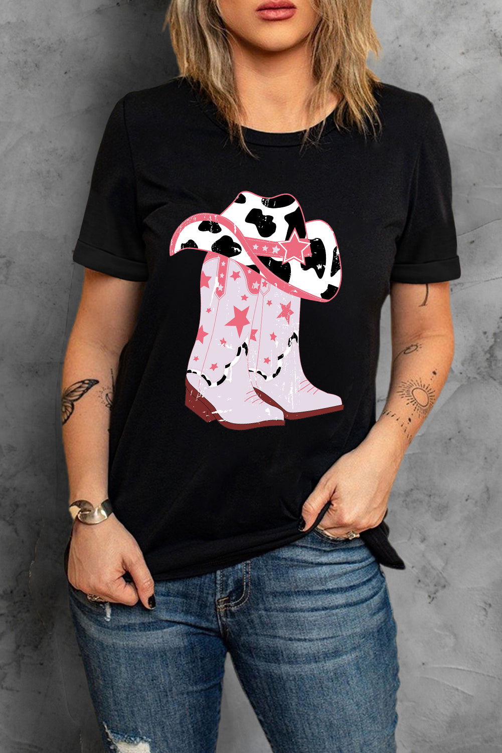 Western Style Graphic Tee with Cowboy Hat and Boots Design